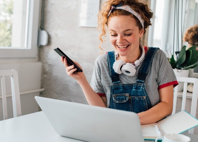 Weiterbildung-nach-der-ausbildung-frau-am-laptop